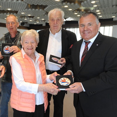 2022 verlieh Bürgermeister Frank Steffes die Ehrenplakette an Rolf Schneider (v.l.), Frank Schmitz (Sohn von Willi Schmitz), Hannelore Kretzer und Georg Klose.Britta Berg