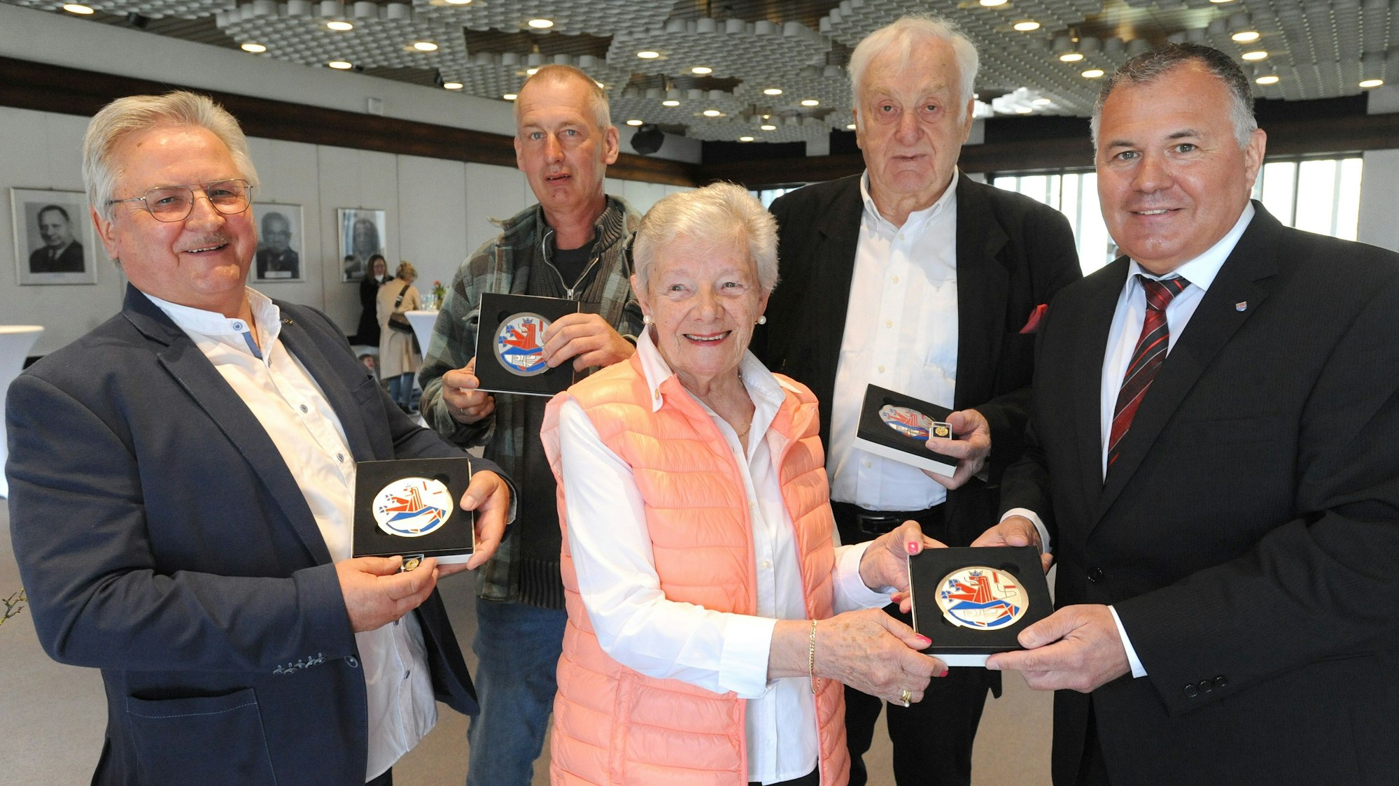 2022 verlieh Bürgermeister Frank Steffes die Ehrenplakette an Rolf Schneider (v.l.), Frank Schmitz (Sohn von Willi Schmitz), Hannelore Kretzer und Georg Klose.Britta Berg