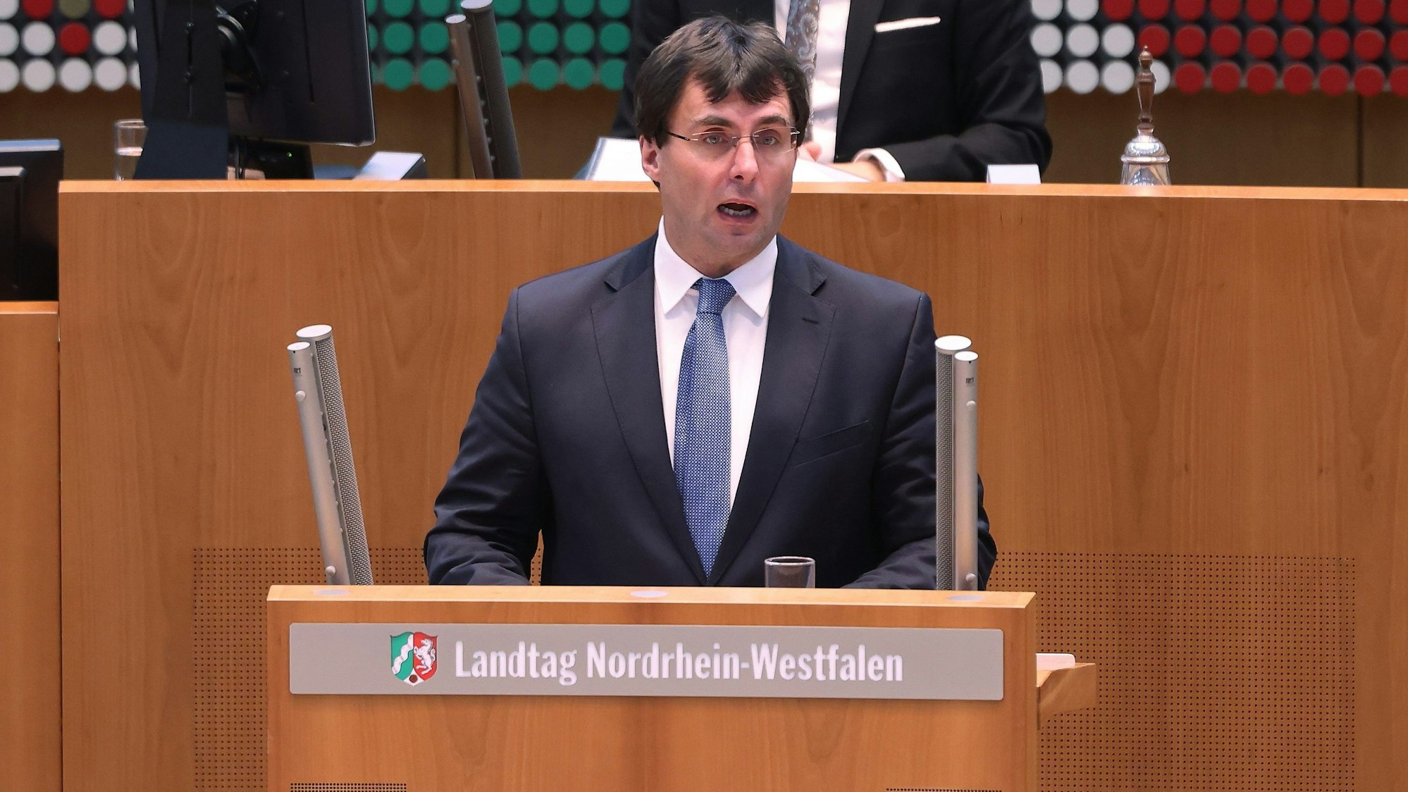 Marcus Optendrenk (SPD), Minister der Finanzen des Landes Nordrhein-Westfalen, am Rednerpult.