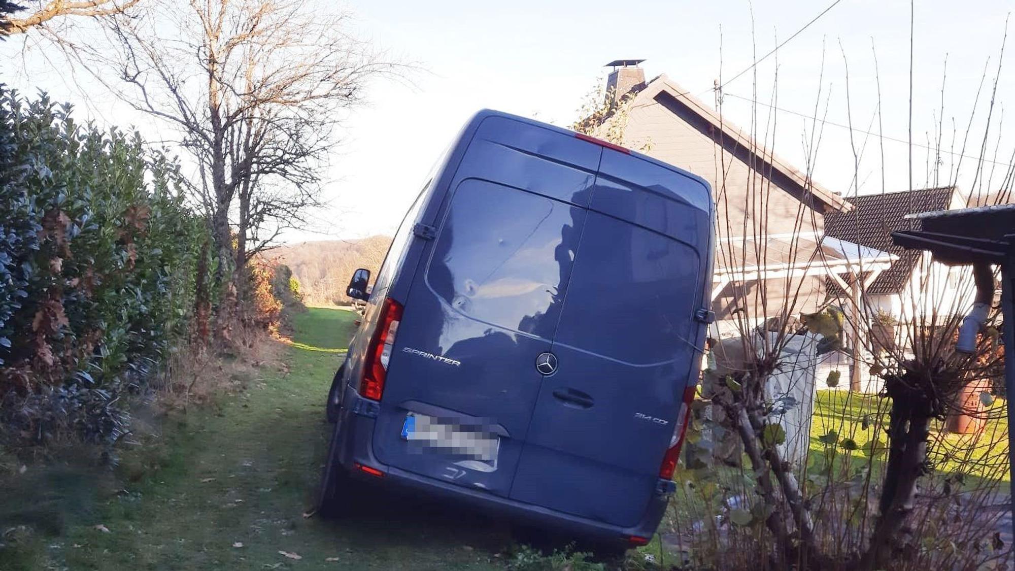 Mit der einen Seite steht der Amazon-Transporter auf einer Böschung und damit auf Boden der Stadt Waldbröl, die andere Seite des Fahrzeugs steckt aber in der Wiese einer Anwohnerin.
