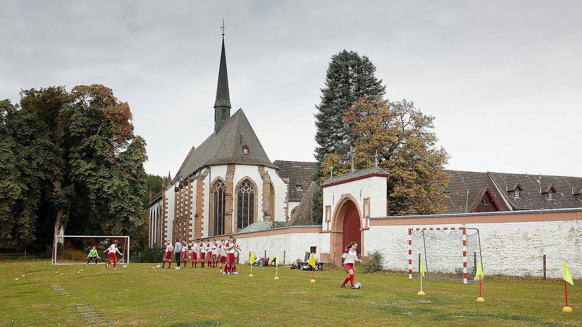 Ein Szenenbild aus dem Film, zur Verfügung gestellt vom NDR, zeigt Fußball spielende Kinder.