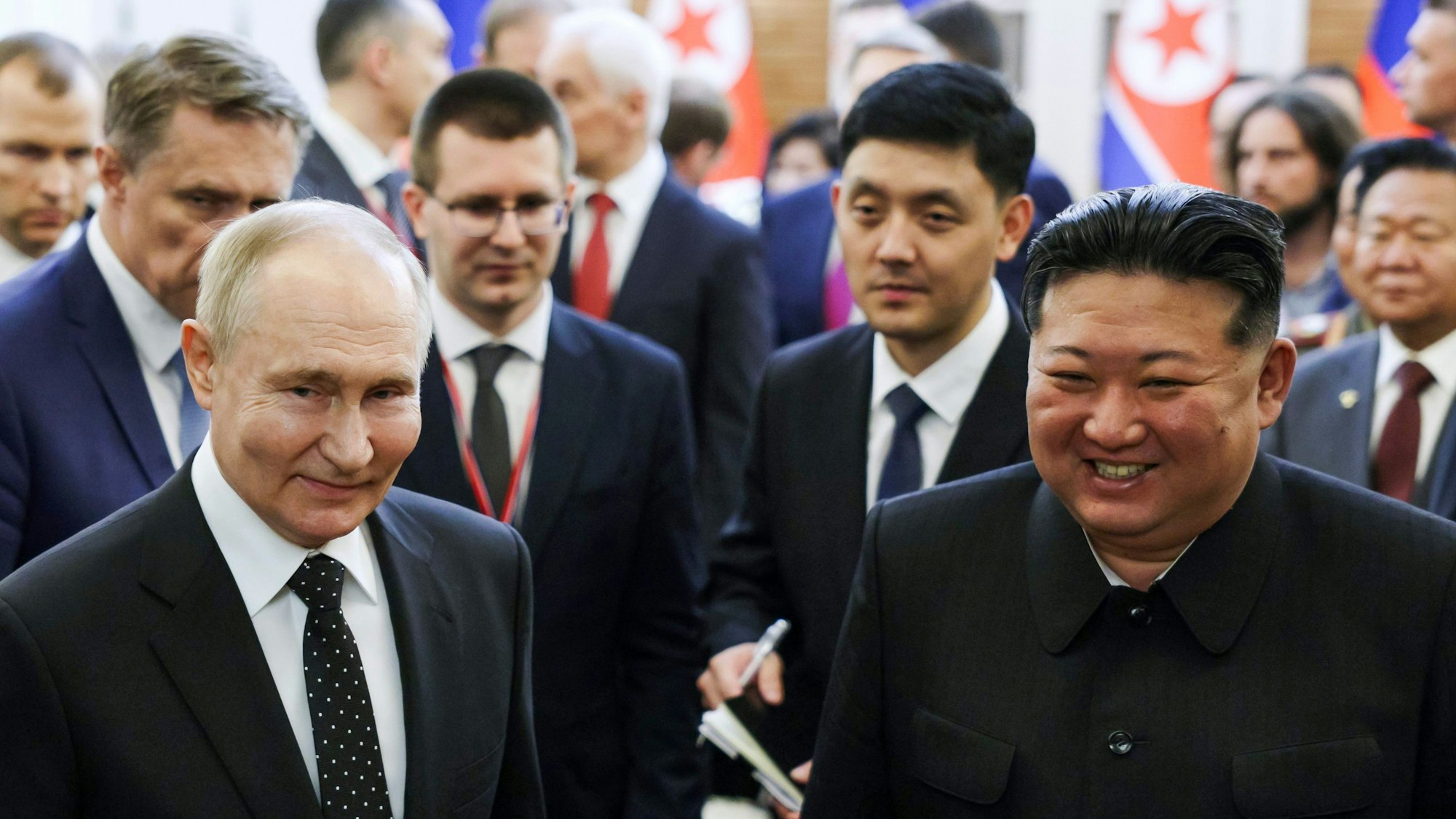 ARCHIV - 19.06.2024, Nordkorea, Pjöngjang: Auf diesem von der staatlichen Nachrichtenagentur Sputnik via AP veröffentlichten Foto lächeln der russische Präsident Wladimir Putin (l) und Nordkoreas Machthaber Kim Jong Un auf einem Spaziergang nach ihren Gesprächen. Die Atommacht Russland und Nordkorea schmieden im Konflikt mit den USA und deren Verbündeten in Pjöngjang ein neues Bündnis. (zu dpa: «Die wichtigsten Ereignisse des Jahres 2024 - Juni») Foto: Gavriil Grigorov/Pool Sputnik Kremlin/AP/dpa +++ dpa-Bildfunk +++