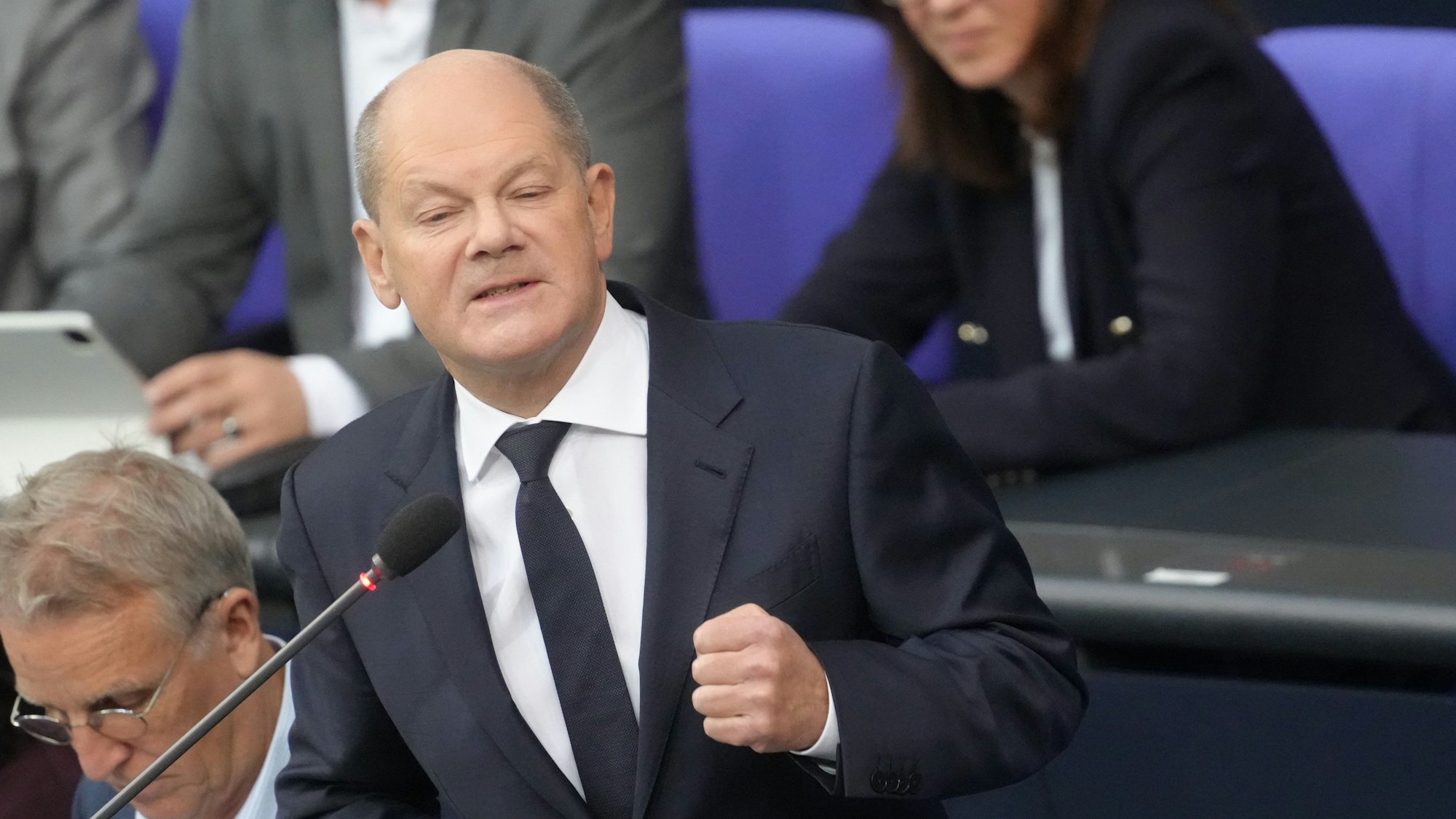 04.12.2024, Berlin: Bundeskanzler Olaf Scholz (SPD), nimmt an der Befragung der Bundesregierung im Plenarsaal im Bundestag teil. Foto: Kay Nietfeld/dpa +++ dpa-Bildfunk +++