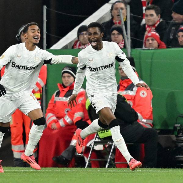 Leverkusens Nathan Tella (r) bejubelt sein Tor zum 1:0.