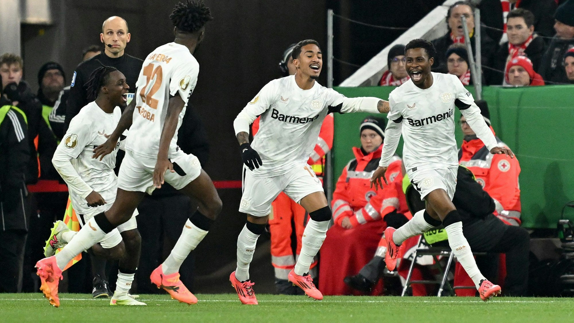 dpatopbilder - 03.12.2024, Bayern, München: Fußball, DFB-Pokal, FC Bayern München - Bayer 04 Leverkusen, Achtelfinale, Allianz Arena, Leverkusens Nathan Tella (r) bejubelt sein Tor zum 1:0. WICHTIGER HINWEIS: Gemäß den Vorgaben der DFL Deutsche Fußball Liga bzw. des DFB Deutscher Fußball-Bund ist es untersagt, in dem Stadion und/oder vom Spiel angefertigte Fotoaufnahmen in Form von Sequenzbildern und/oder videoähnlichen Fotostrecken zu verwerten bzw. verwerten zu lassen. Foto: Sven Hoppe/dpa +++ dpa-Bildfunk +++