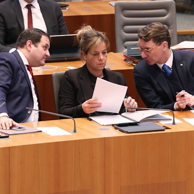 Europaminister Nathanael Liminski (CDU), Wirtschaftsministerin Mona Neubaur (Grüne) und Ministerpräsident Hendrik Wüst (CDU) während der Plenarsitzung des Landtags in Düsseldorf.