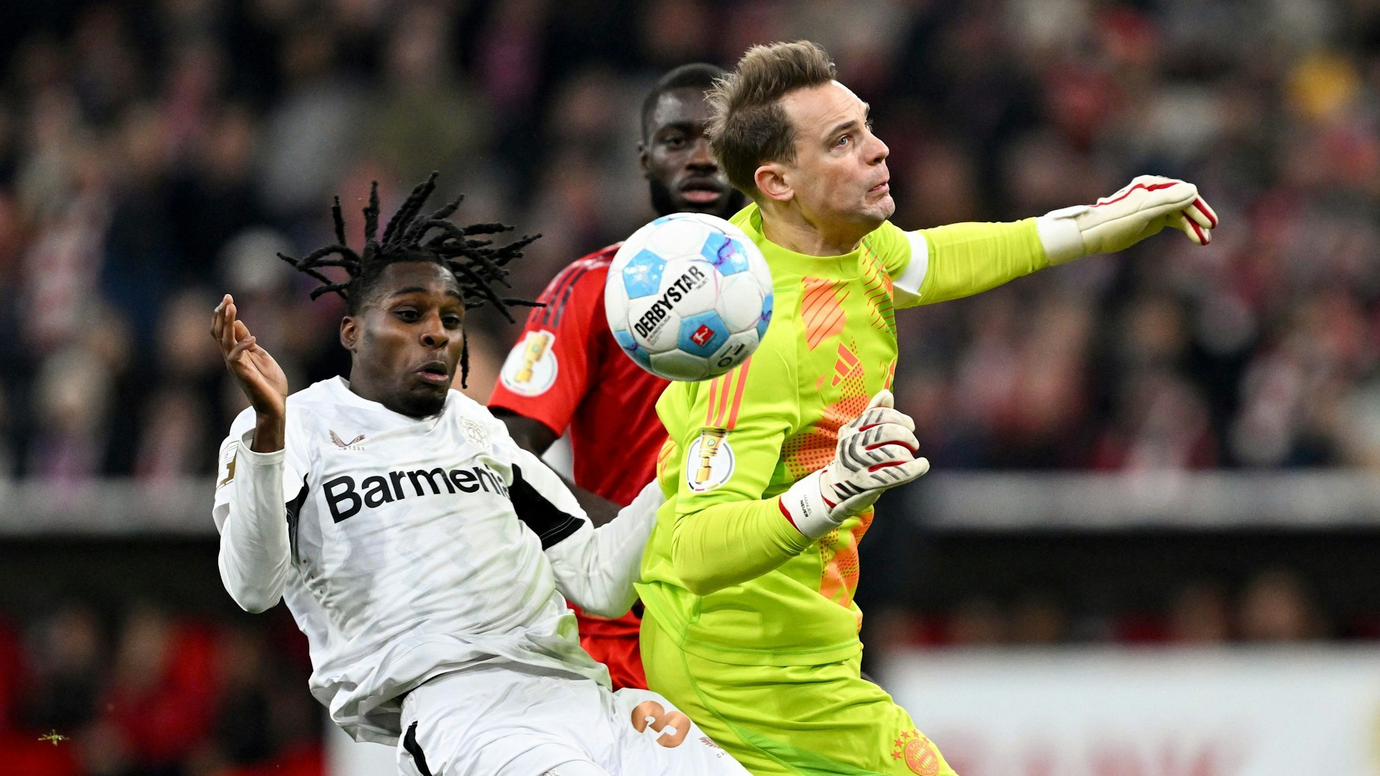 Münchens Torwart Manuel Neuer (r) foult Leverkusens Jeremie Frimpong.