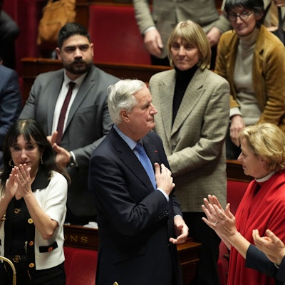 04.12.2024, Frankreich, Paris: Der französische Premier Michel Barnier erhält Applaus von seinen Ministern und Parlamentsmitgliedern, nachdem er vor der Nationalversammlung über einen Misstrauensantrag gesprochen hat, der den Premier und sein Kabinett zum ersten Mal seit 1962 zu Fall bringen könnte. Foto: Michel Euler/AP/dpa +++ dpa-Bildfunk +++