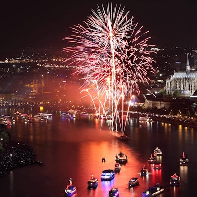 Feuerwerk mitten auf dem Rhein von einem Schiff aus bei den Kölner Lichtern.