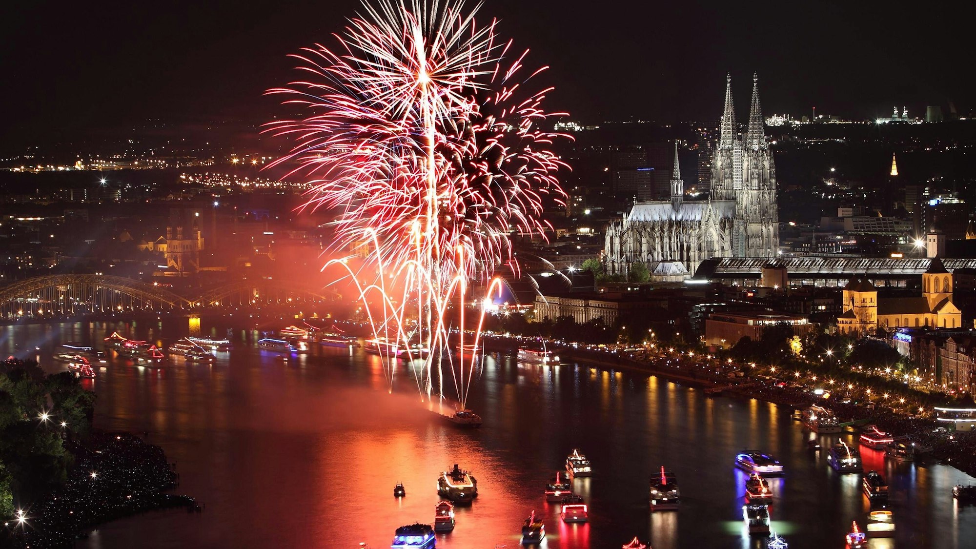 Feuerwerk mitten auf dem Rhein von einem Schiff aus bei den Kölner Lichtern.