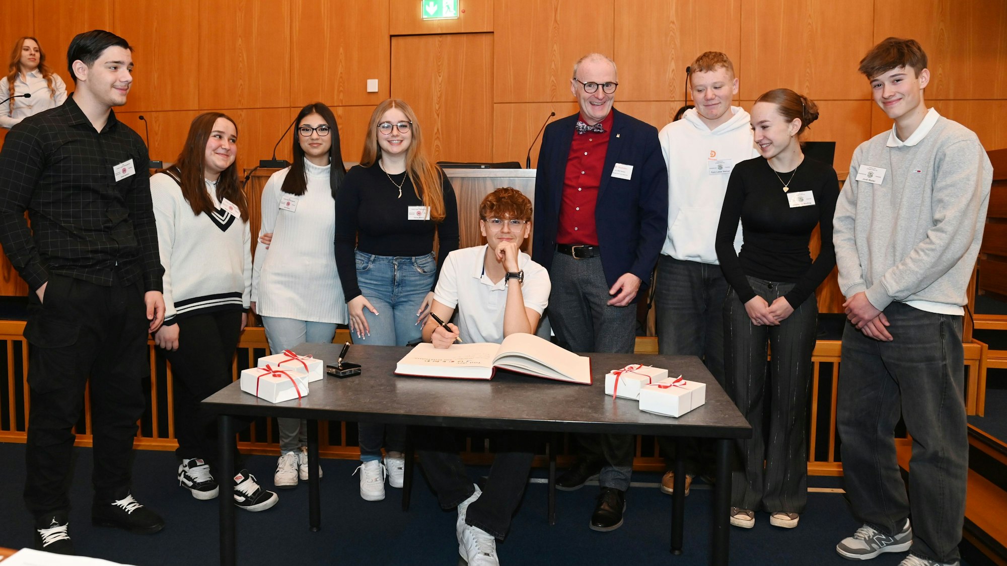 Schülerinnen und Schüler beim Tag der Jugend im Rathaus