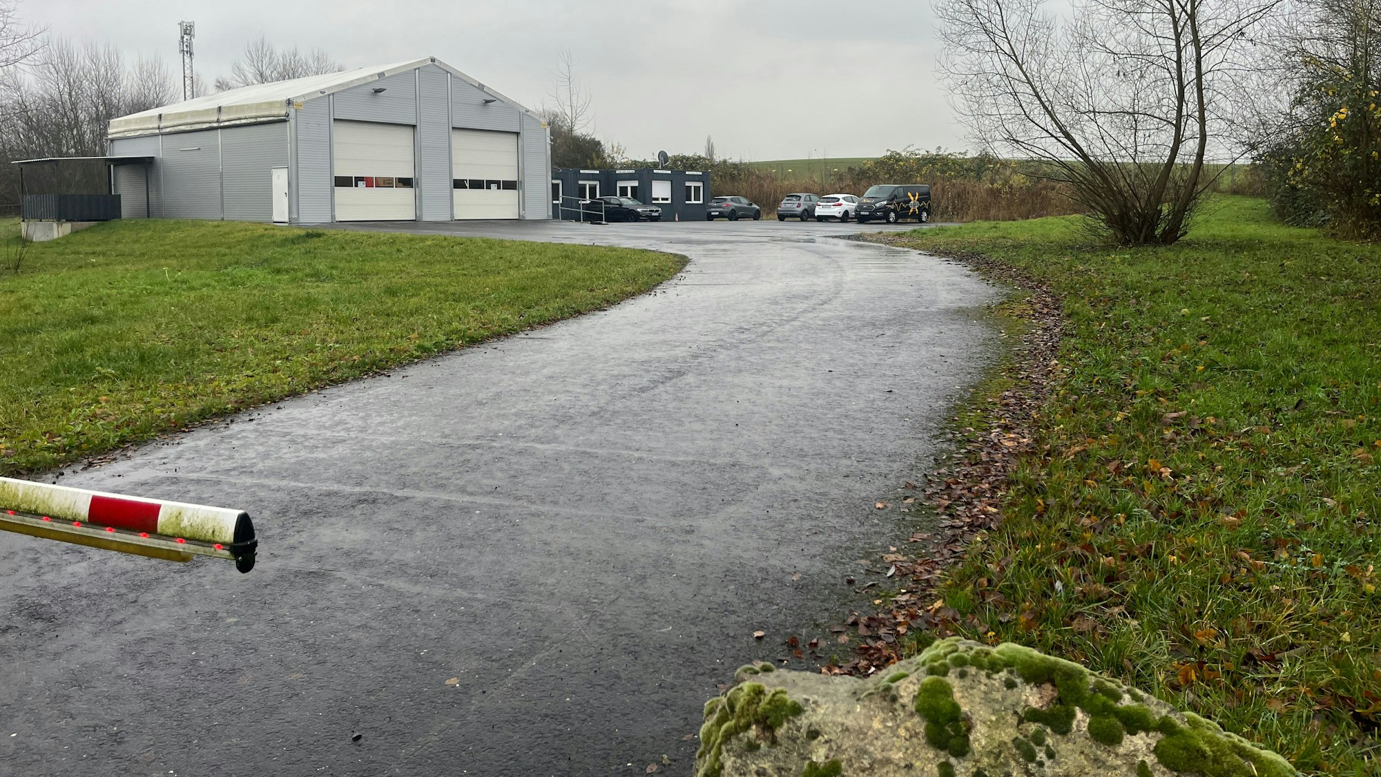Eine Rettungswache ist in Containern im Kleinfeldchen untergberacht.