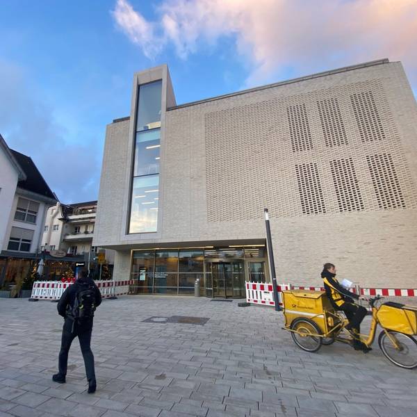 Zu sehen ist das Gebäude, in dem die Bibliothek untergebracht ist.
