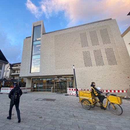 Zu sehen ist das Gebäude, in dem die Bibliothek untergebracht ist.