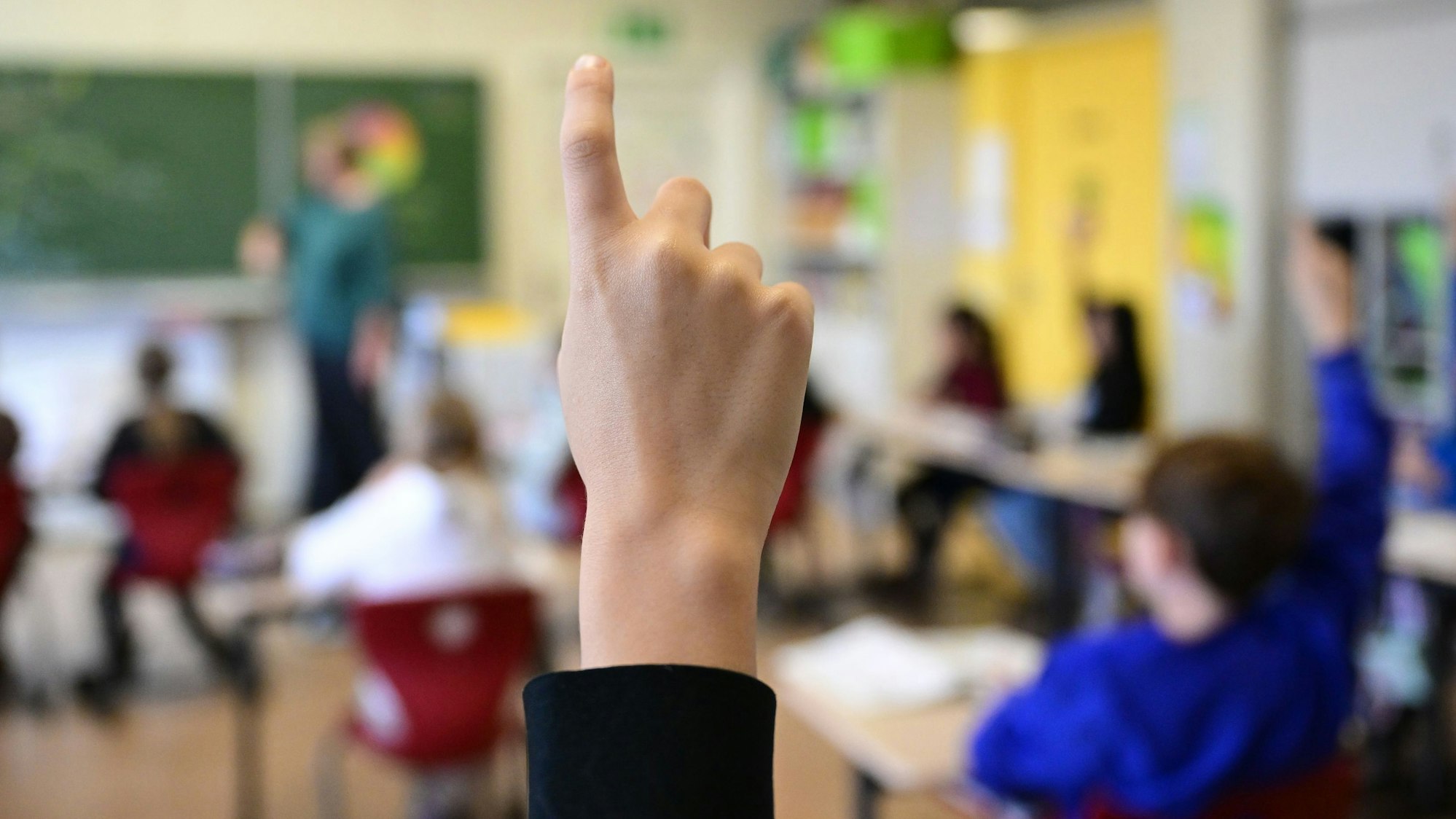 Schüler melden sich in einer Klasse