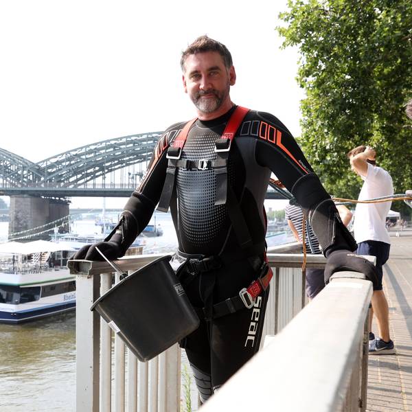 Christian Stock von Krake zieht Schrott und E-Scooter aus dem Rhein