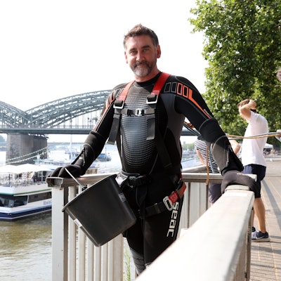 Christian Stock von Krake zieht Schrott und E-Scooter aus dem Rhein