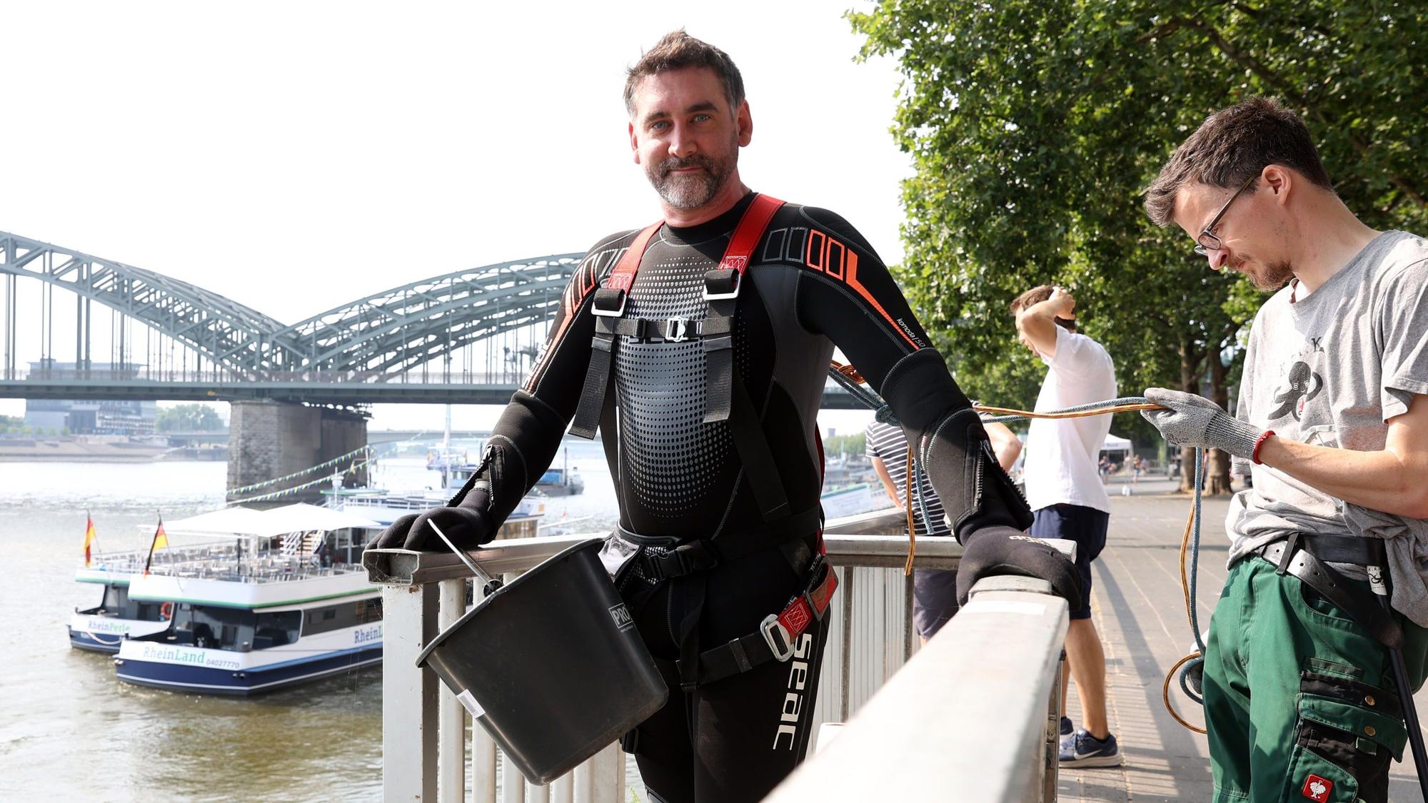 Christian Stock von Krake zieht Schrott und E-Scooter aus dem Rhein