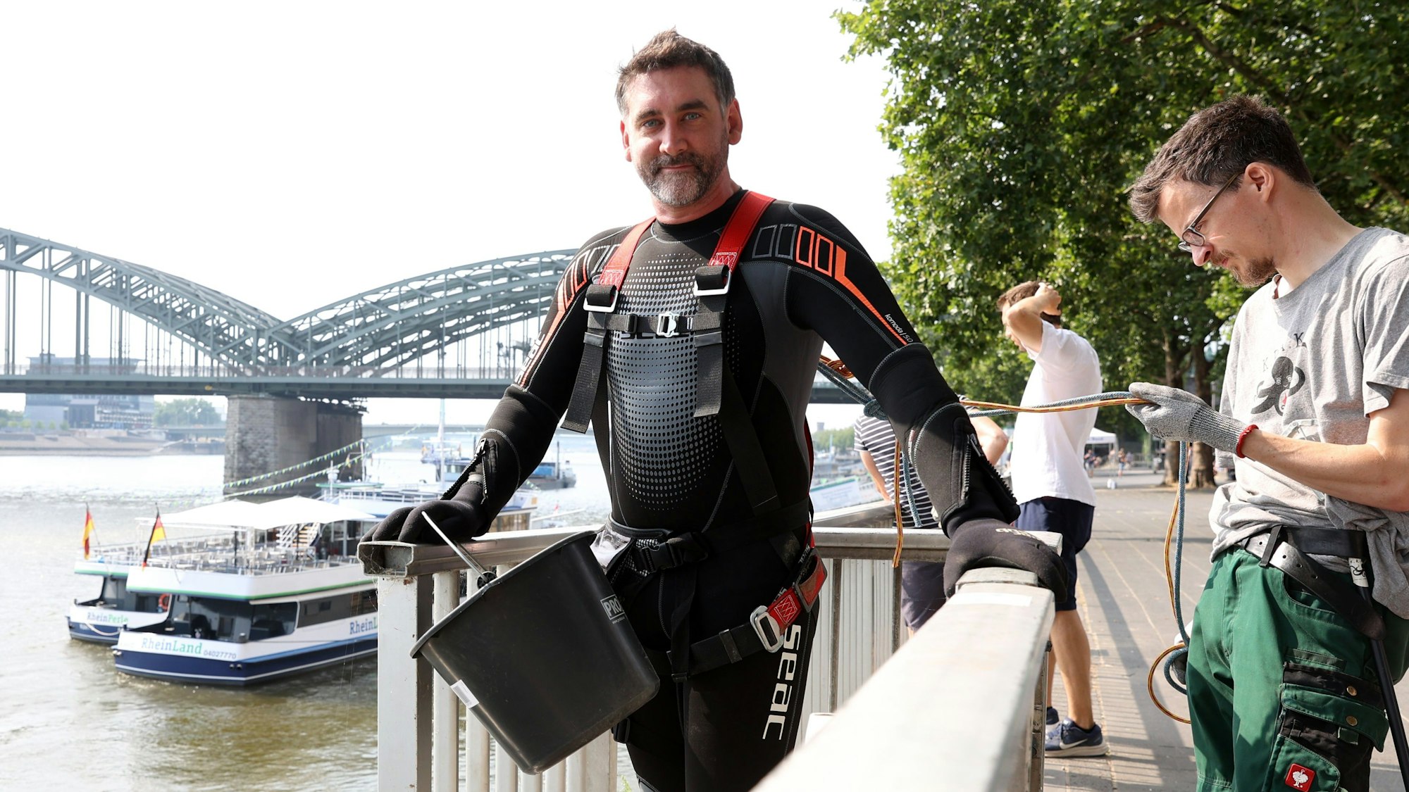 Christian Stock von Krake zieht Schrott und E-Scooter aus dem Rhein