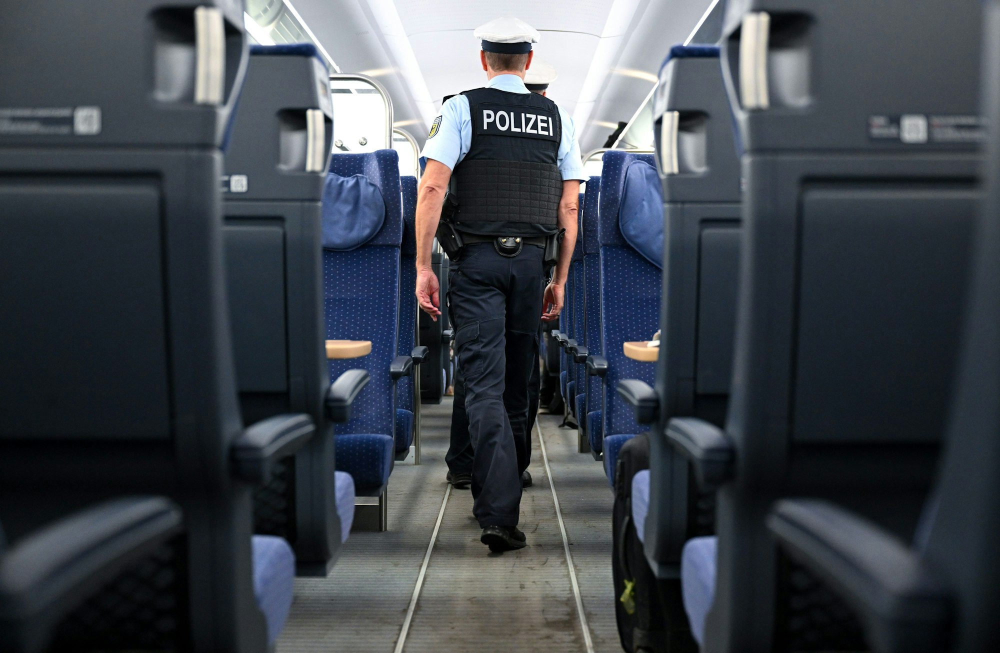 ARCHIV - 03.07.2024, Bayern, München: Bundespolizisten gehen durch einen ICE der Deutschen Bahn. In Bochum kam es zu einem Zwischenfall, bei dem eine Zugbegleiterin von einem Fußballfan belästigt worden sein soll. (zu dpa: «Streit unter Fußballfans im ICE - Zugbegleiterin belästigt?») Foto: Sven Hoppe/dpa +++ dpa-Bildfunk +++