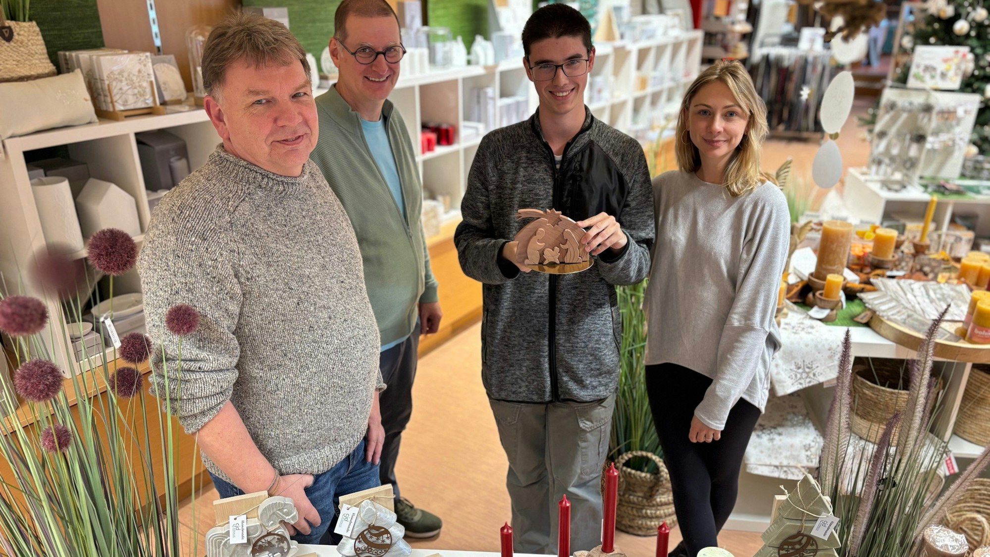 Auf dem Bild sind drei Mitglieder des Ausbildungsteams und ein Azubi zu sehen