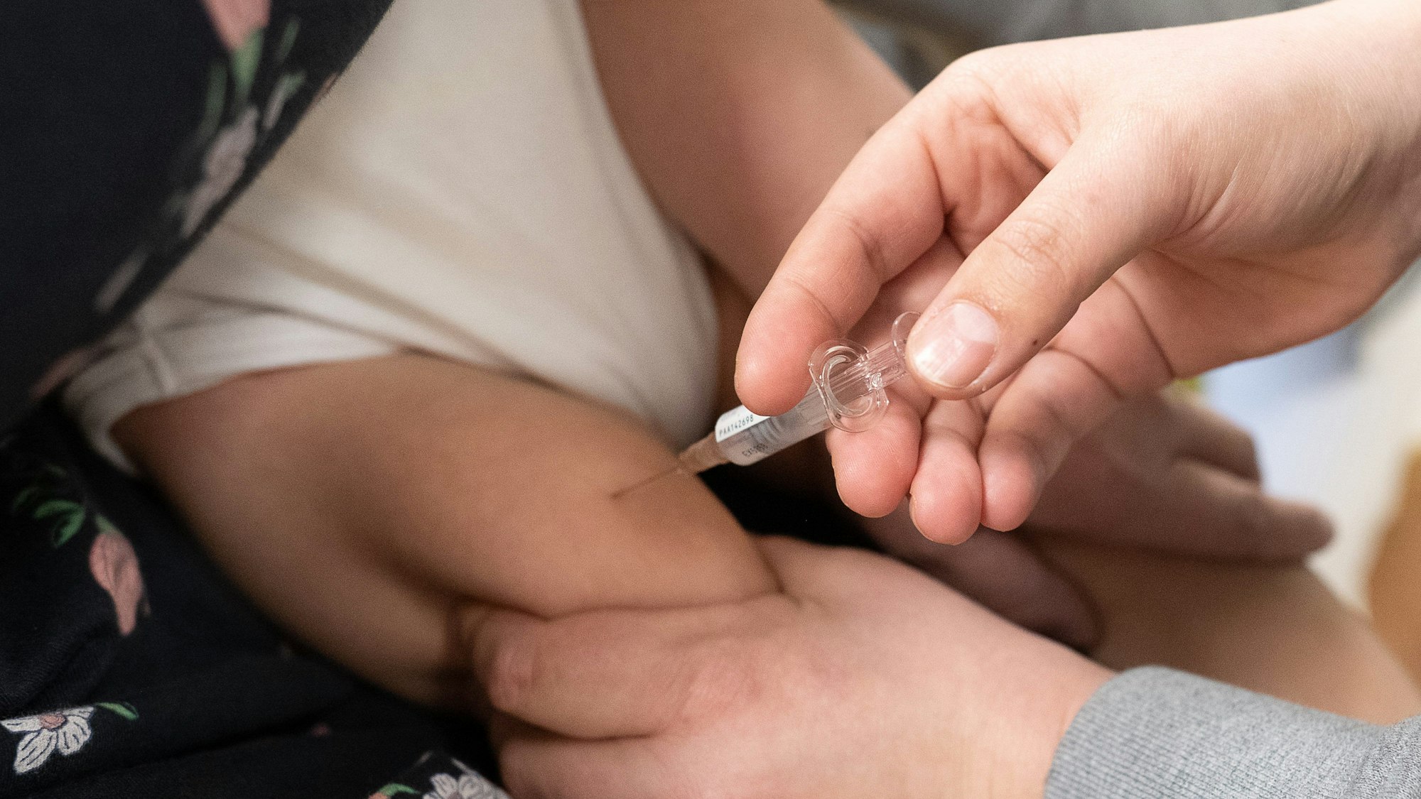 ARCHIV - 23.11.2021, Niedersachsen, Göttingen: Tanja Brunnert, Kinderärztin und Sprecherin für Niedersachsen im Berufsverband der Kinder- und Jugendärzte, impft in einem Behandlungszimmer ihrer Kinderpraxis einen Säugling gegen Respiratorisches Synzytial-Virus (RSV).
Schon Babys bekommen Impfungen. So sind sie gegen schwere Krankheiten geschützt. (zu dpa: «Polioviren in Abwasser weiterer deutscher Städte entdeckt») Foto: Swen Pförtner/dpa +++ dpa-Bildfunk +++