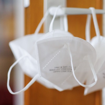 FFP2-Masken hängen an einer Türklinke.