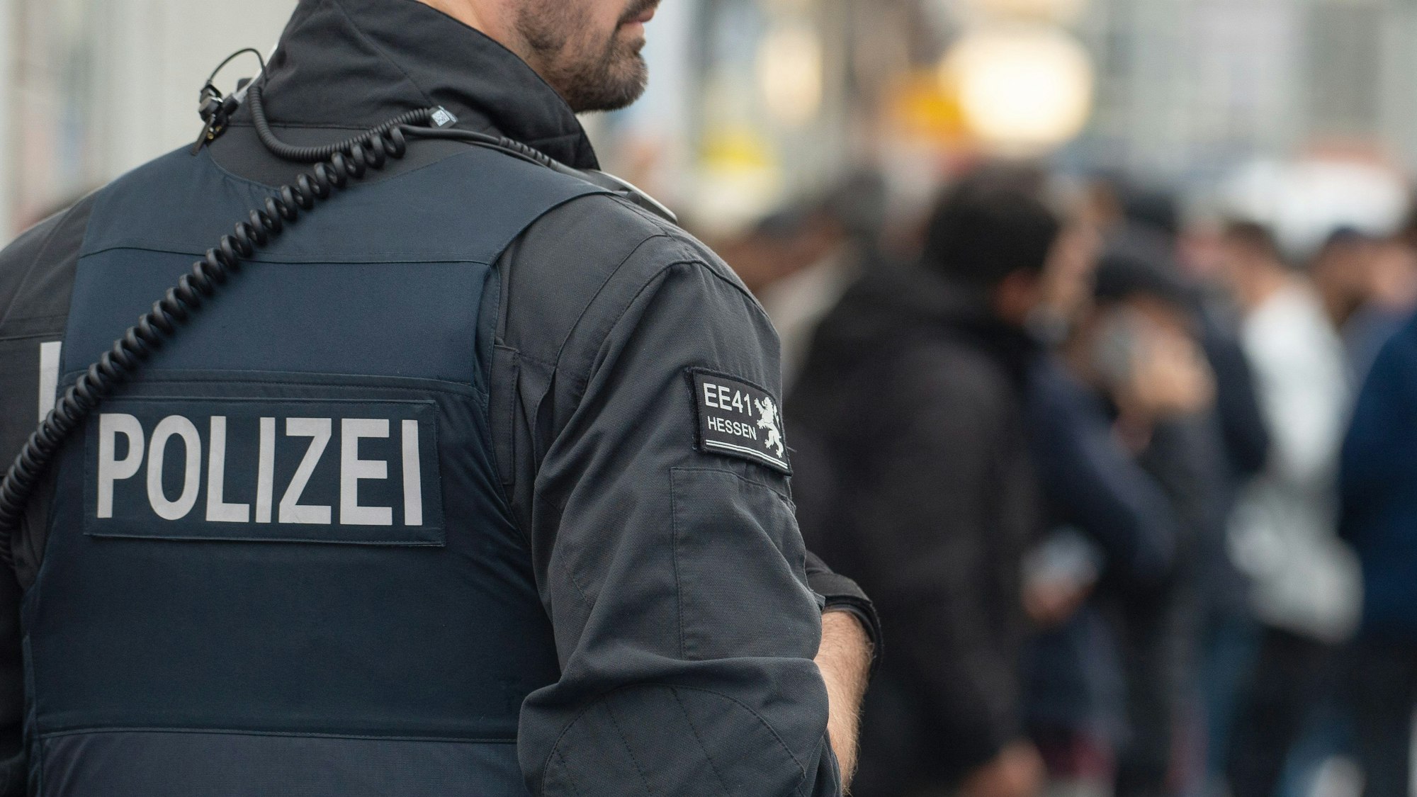 Ein Polizist im Einsatz während einer Razzia. (Archivbild)