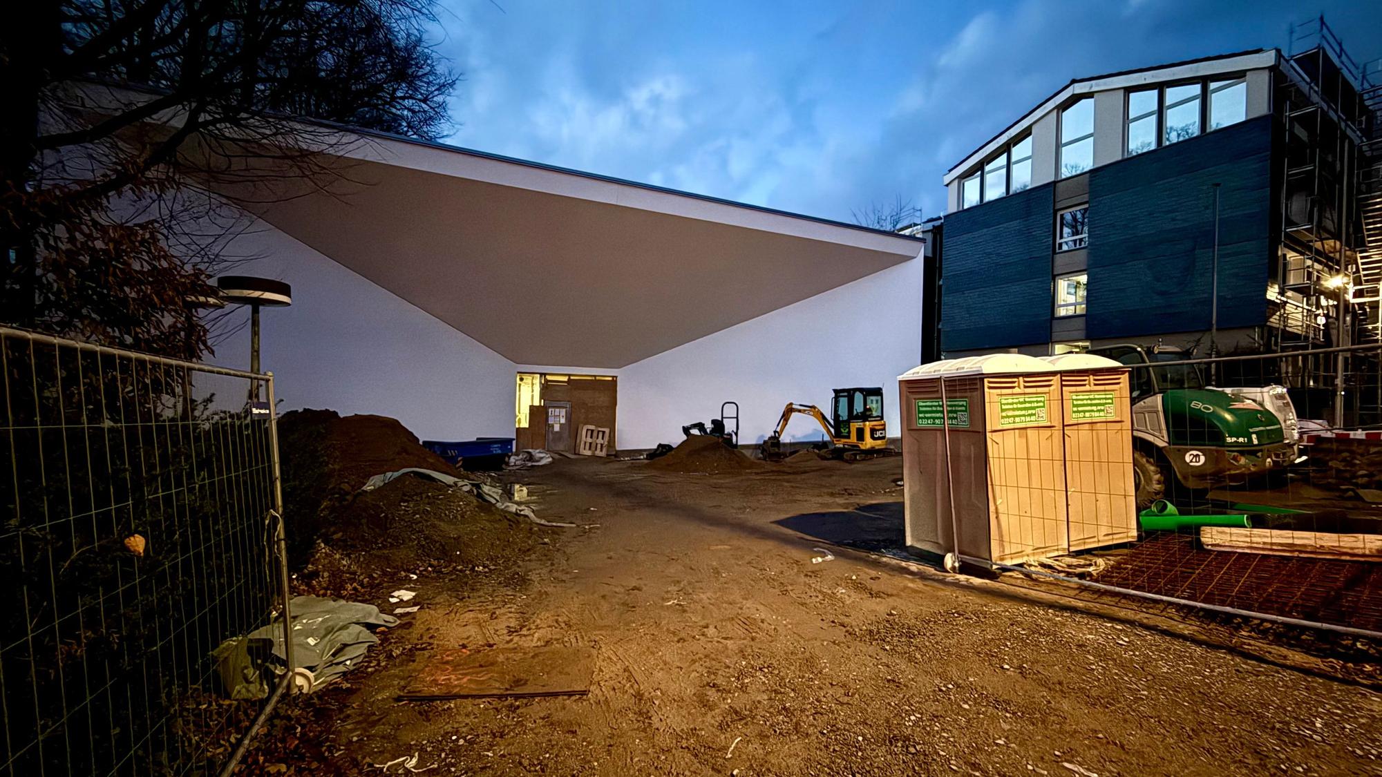 Der Vorplatz des Burscheider Hauses der Kulturen Anfang Dezember 2024. Da ist er noch eine Baustelle.