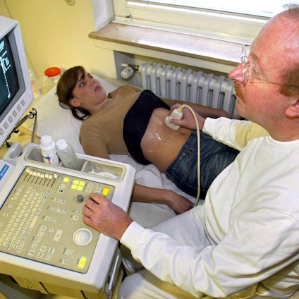Ein Arzt macht eine Ultraschall-Untersuchung bei einer Patientin (Archivbild).