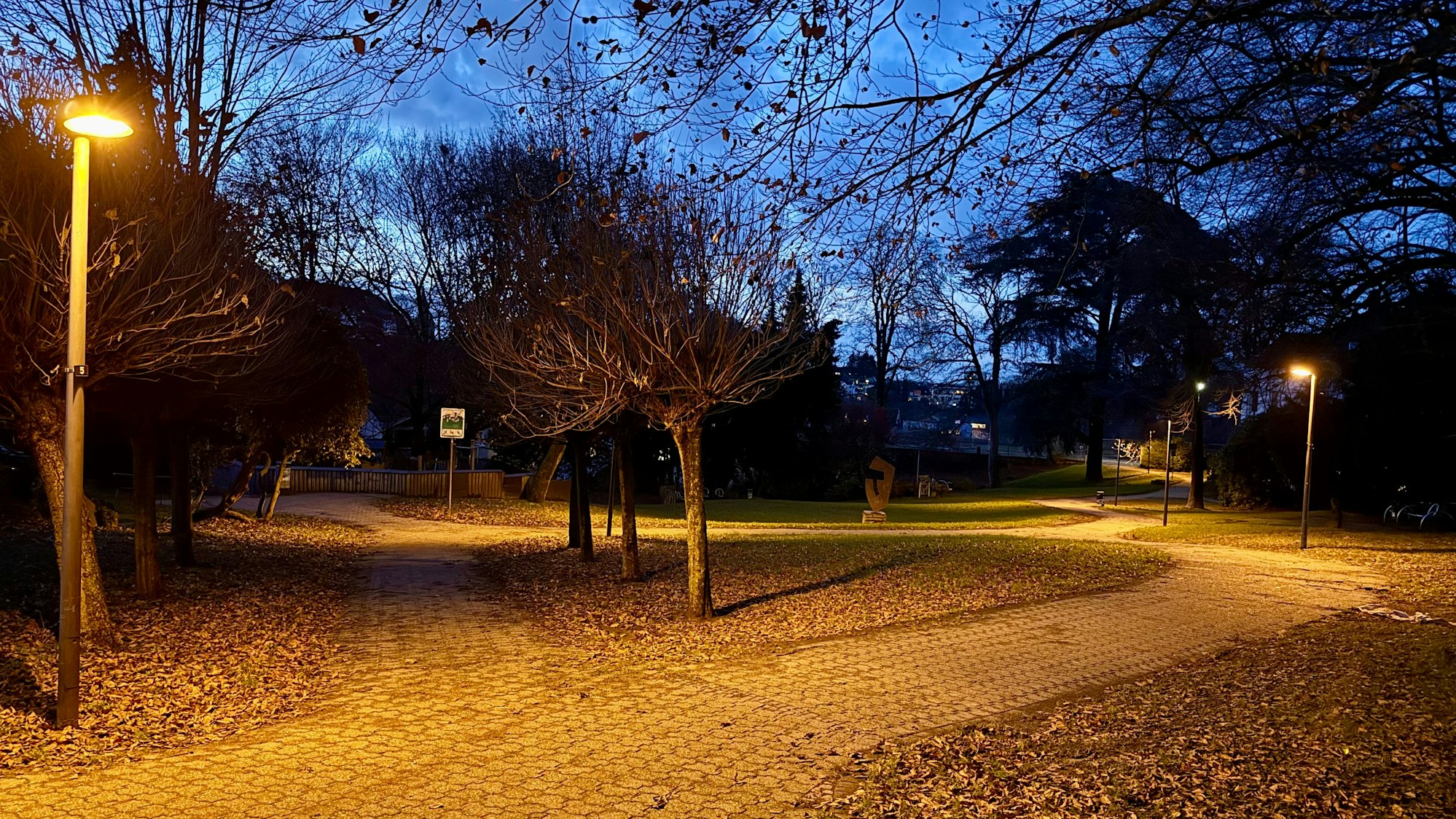Der Luchtenberg-Richartz-Park bei einbrechender Dunkelheit