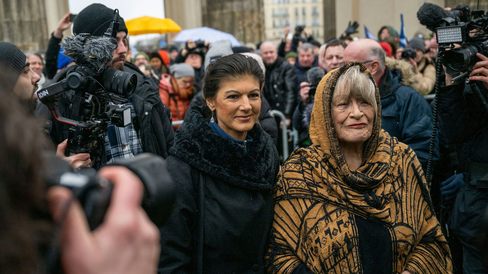 Sahra Wagenknecht (Die Linke, l), und Alice Schwarzer, Frauenrechtlerin, kommen Im Februar 2023 zu einer Demonstration für Verhandlungen mit Russland am Brandenburger Tor. (Archivbild)