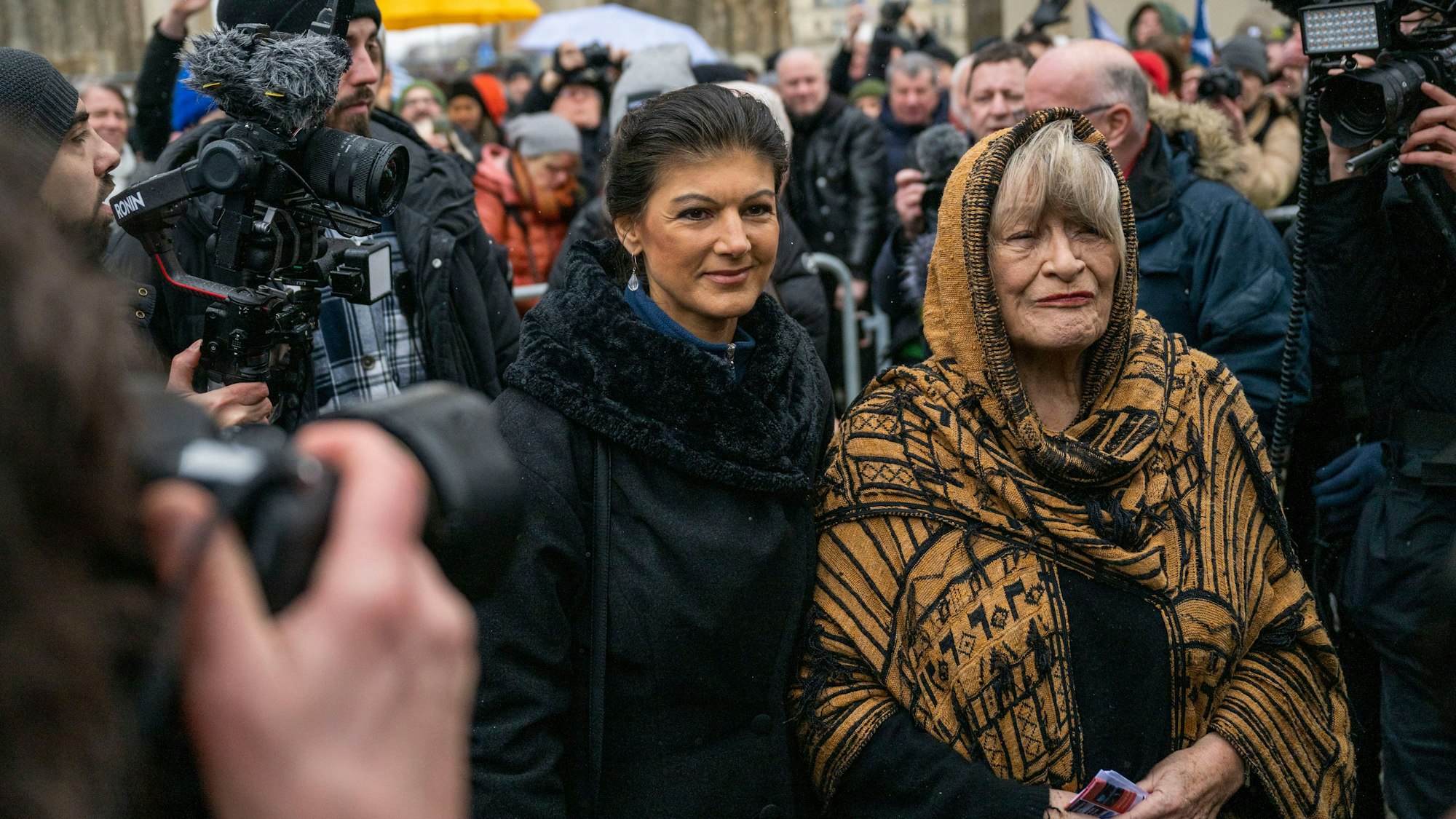 Sahra Wagenknecht (Die Linke, l), und Alice Schwarzer, Frauenrechtlerin, nehmen im Jahr 2023 an einer Demonstration für Verhandlungen mit Russland am Brandenburger Tor teil.