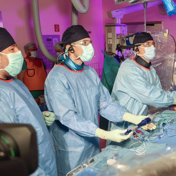 Herzzentrum an der Uniklinik Köln: Wir gucken live bei einer Herzklappen-OP zu, die auch an eine Versammlung nach London übertragen wird.
Leitender Operateur Dr. Mattis Adams (rechts)
Foto: Martina Goyert