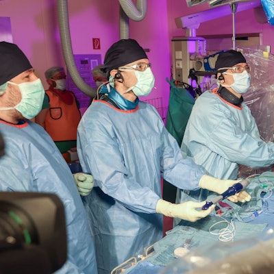 Herzzentrum an der Uniklinik Köln: Wir gucken live bei einer Herzklappen-OP zu, die auch an eine Versammlung nach London übertragen wird.
Leitender Operateur Dr. Mattis Adams (rechts)
Foto: Martina Goyert