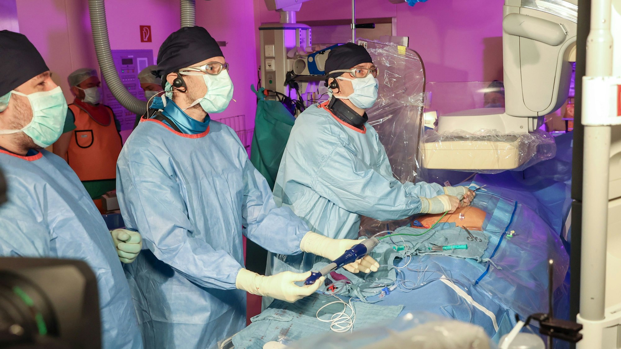 Herzzentrum an der Uniklinik Köln: Wir gucken live bei einer Herzklappen-OP zu, die auch an eine Versammlung nach London übertragen wird.
Leitender Operateur Dr. Mattis Adams (rechts)
Foto: Martina Goyert
