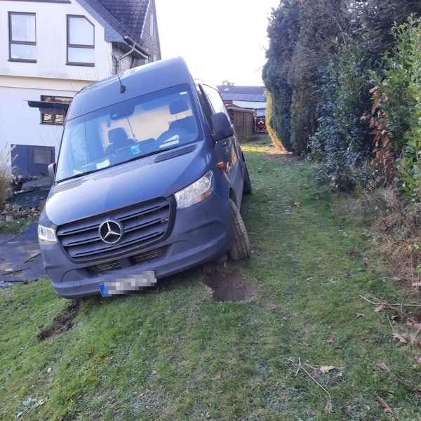 Kein Vor und auch kein Zurück gab es für dieses Lieferfahrzeug des Versandhandels Amazon: Es hatte sich auf einem unbefestigten Weg mitten in der Waldbröler Ortschaft Schönenbach festgefahren. Das Foto zeigt den havarierten Transporter