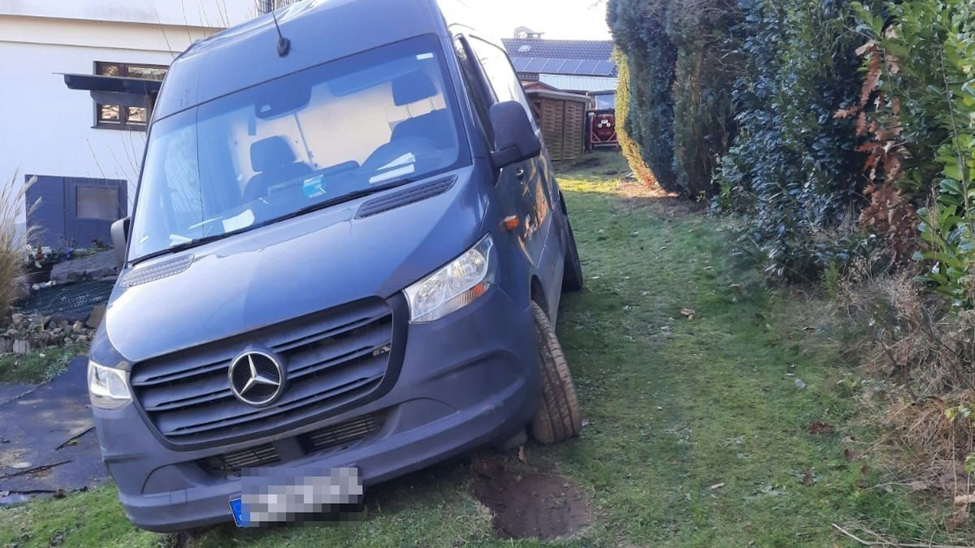 Kein Vor und auch kein Zurück gab es für dieses Lieferfahrzeug des Versandhandels Amazon: Es hatte sich auf einem unbefestigten Weg mitten in der Waldbröler Ortschaft Schönenbach festgefahren. Das Foto zeigt den havarierten Transporter