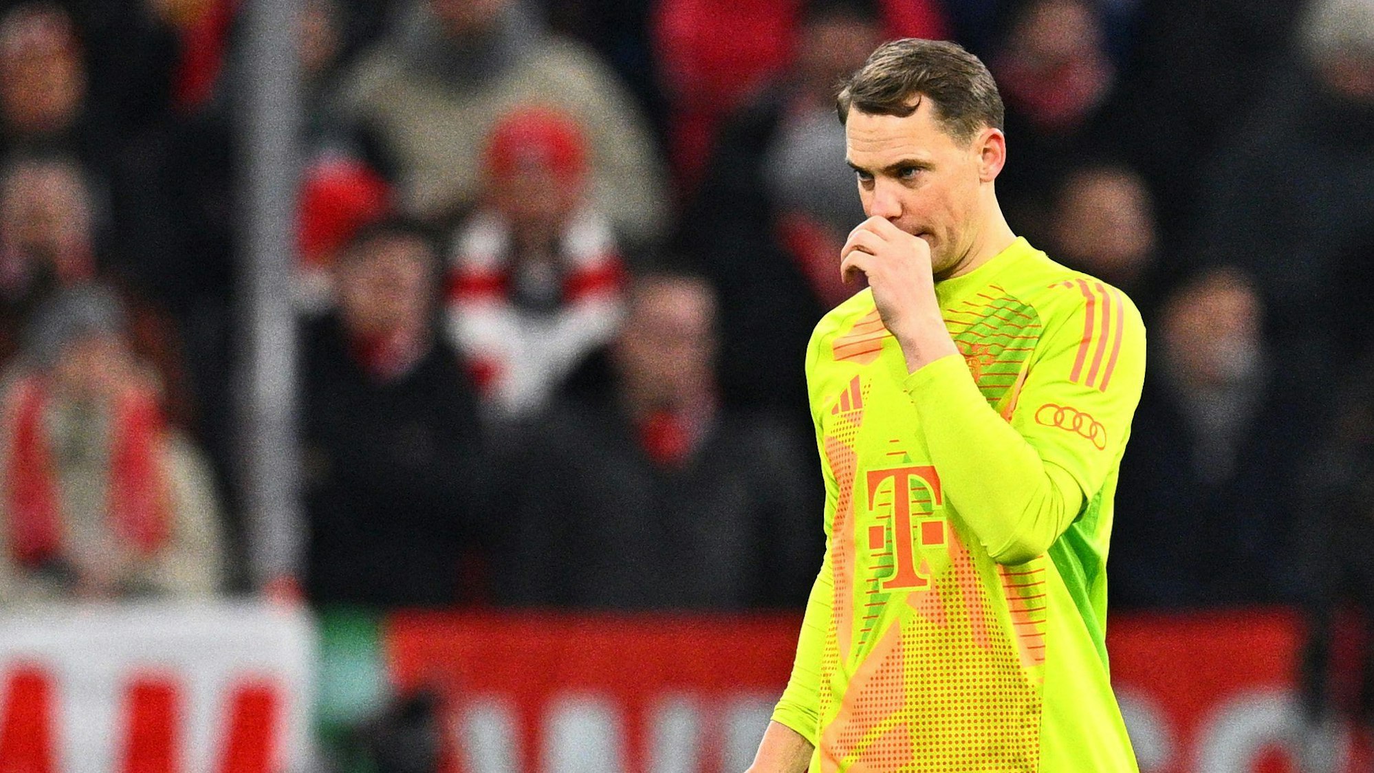 Münchens Torwart Manuel Neuer geht nach seiner Roten Karte vom Platz.