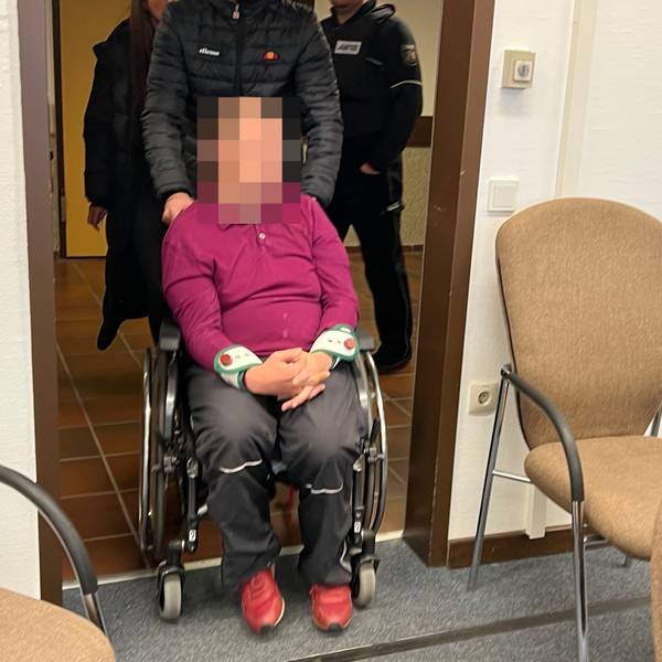 Der Beschuldigte musste den Prozess im Landgericht Köln mit Handfesseln verfolgen.