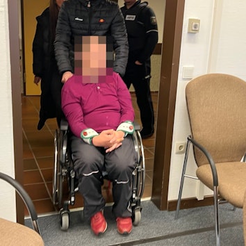 Der Beschuldigte musste den Prozess im Landgericht Köln mit Handfesseln verfolgen.