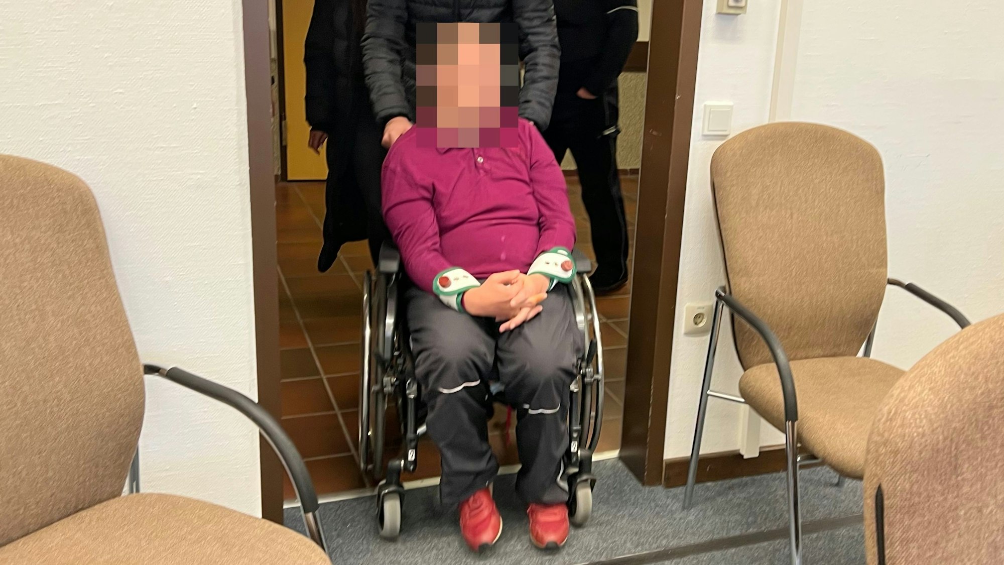 Der Beschuldigte musste den Prozess im Landgericht Köln mit Handfesseln verfolgen.