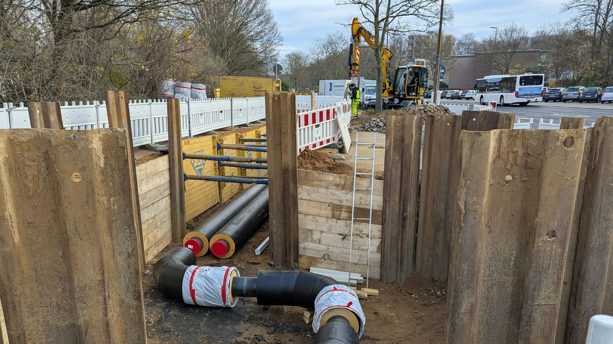 Das Foto zeigt eine Baugrube, in der sich neue Fernwärmerohre befinden.