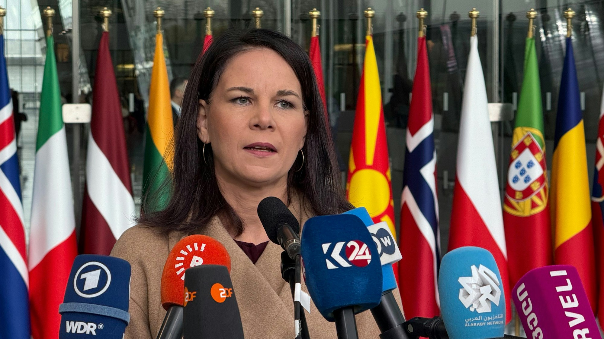 Außenministerin Annalena Baerbock (Bündnis90/Die Grünen) äußert sich vor einem Nato-Treffen vor Journalisten.