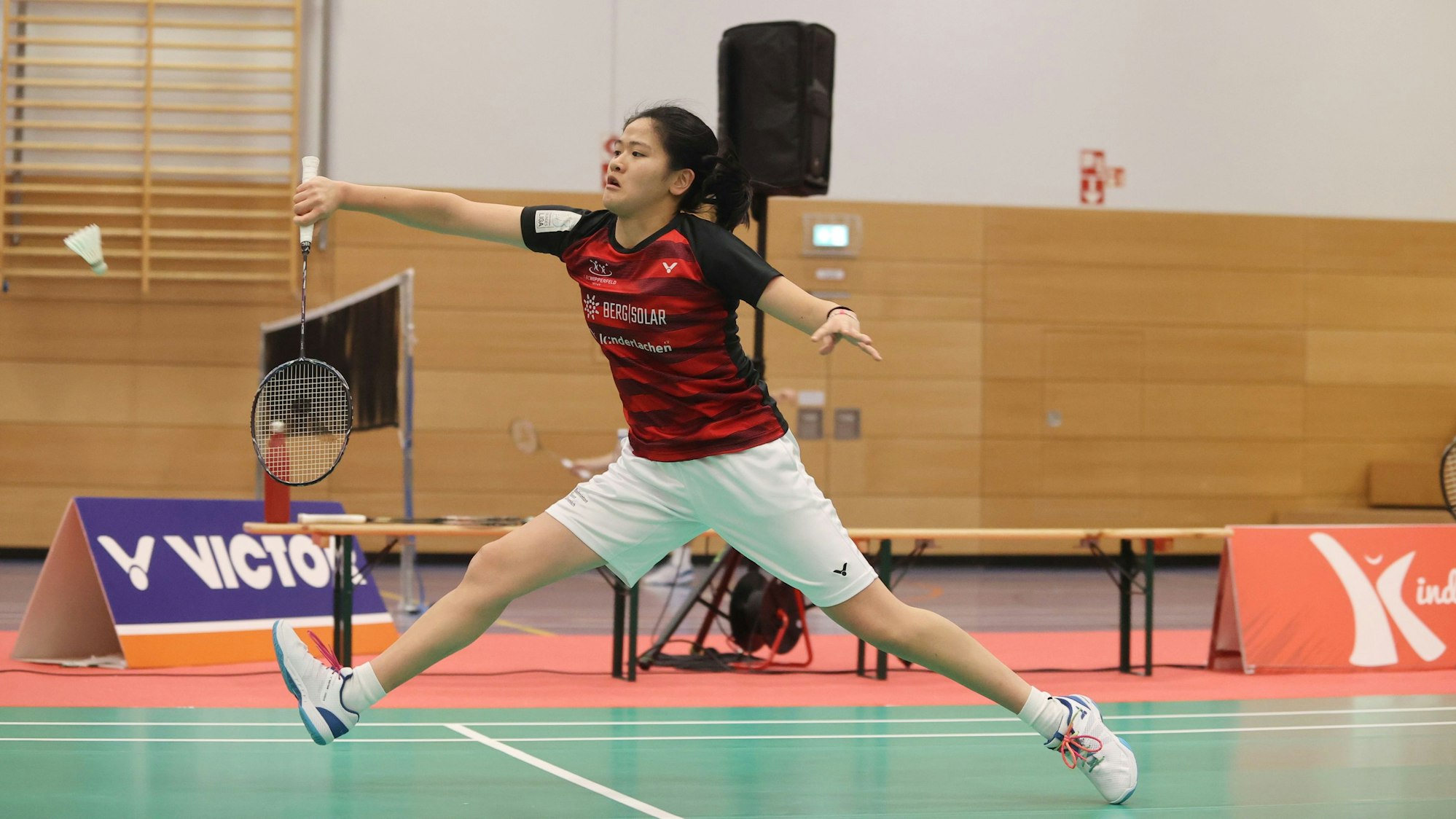 Foto einer Frau, die Badminton spielt