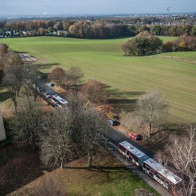 Das Feld rechts der Wilmersdorfer Straße gehört zu einem Grundstückspaket, das Bayer jetzt der Stadt zum Kauf angeboten hat.