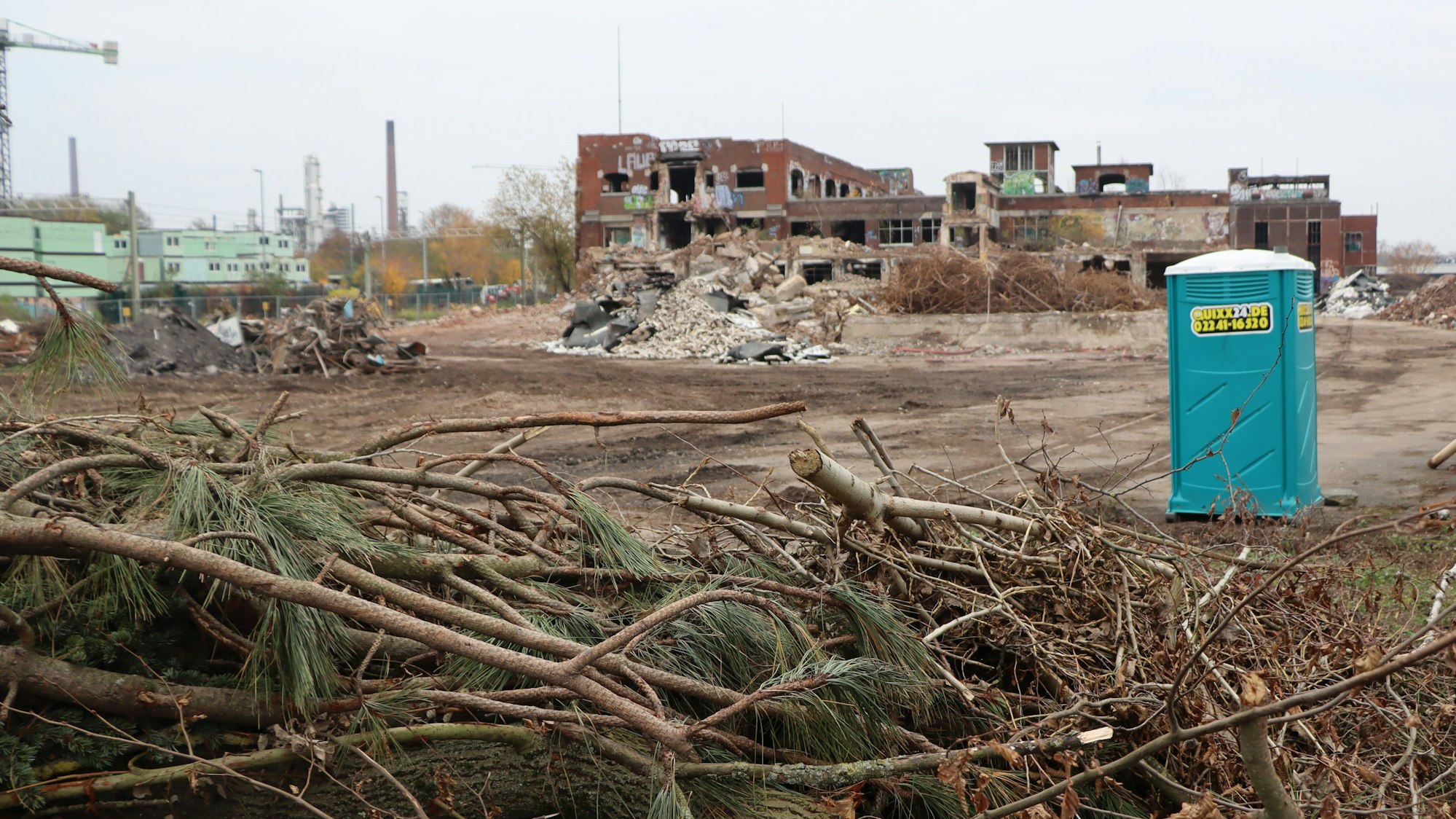 Das Bild zeigt ein Gelände mit zum Teil schon abgebrochenen Gebäuden.