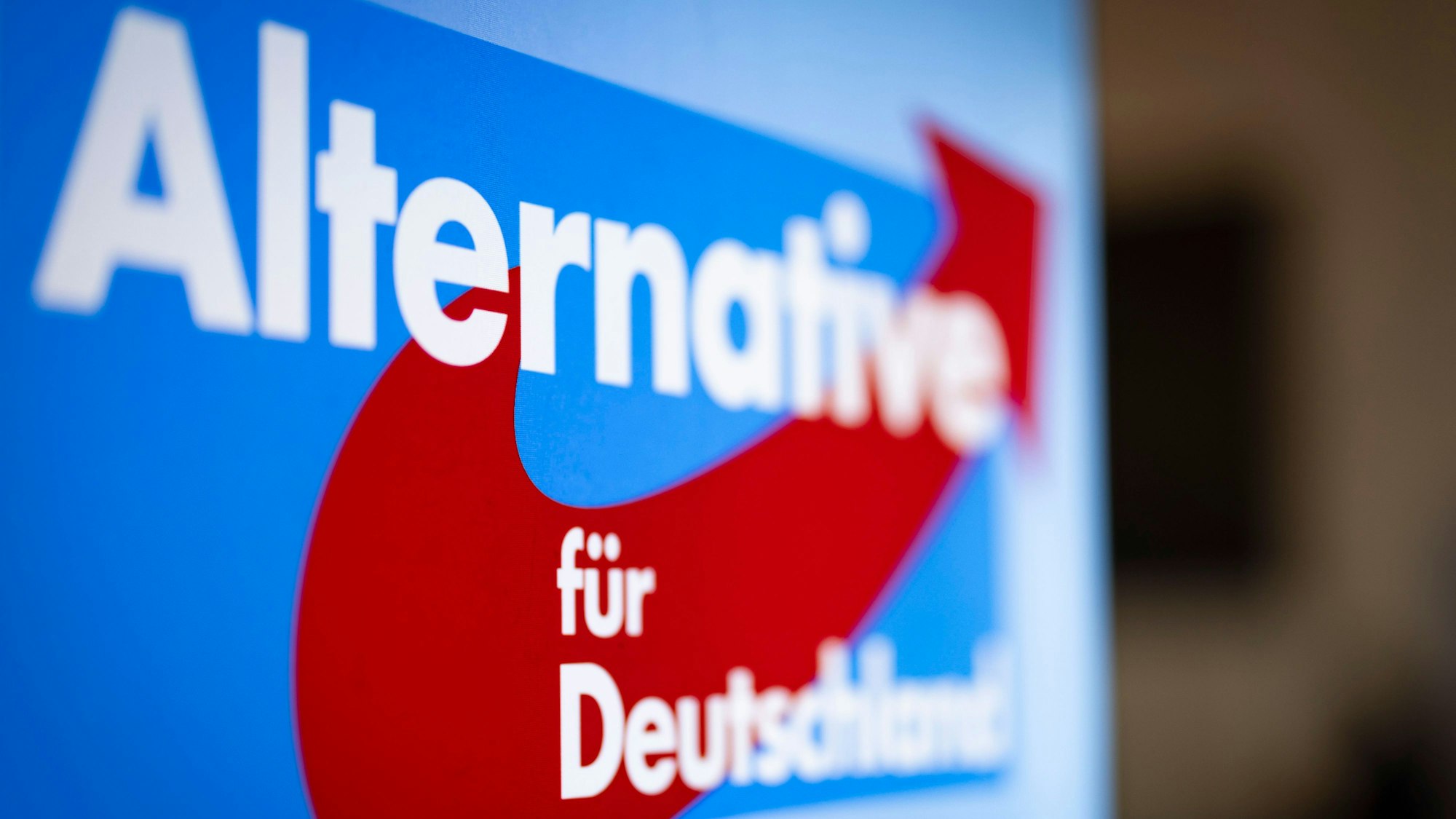 Aufsteller mit dem Schriftzug „Alternative für Deutschland“ und dem Logo der AfD. (Archivbild)