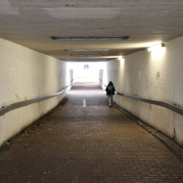 Blick in den Fußgängertunnel am Kaller Bahnhof, in dem ein Fußgänger unterwegs ist.
