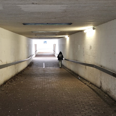 Blick in den Fußgängertunnel am Kaller Bahnhof, in dem ein Fußgänger unterwegs ist.